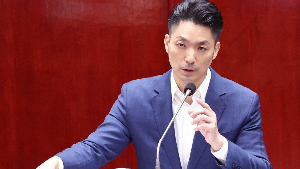 蒋万安宣布其子赴美交换将不申领相关补助，强调本人未介入选拔流程