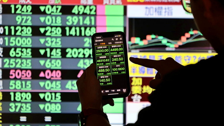 港股收评：恒指涨0.52%,科指涨1.16%,科网股普涨,军工股走强,联想涨超8%