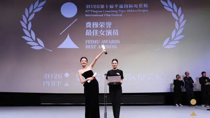 离婚三年育有一女！孙怡获奖，董子健台下眼神出圈