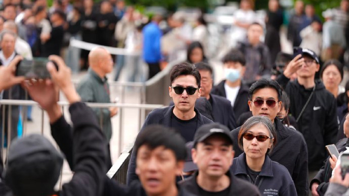 游本昌告别仪式今日举行｜民众排队送别 胡歌连夜赴京拭泪送爷叔