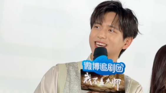 演员李现自曝买相机被骗，卖家自称“99新”，到手后发现是翻修机，镜头盖盖不上、快门是虚的