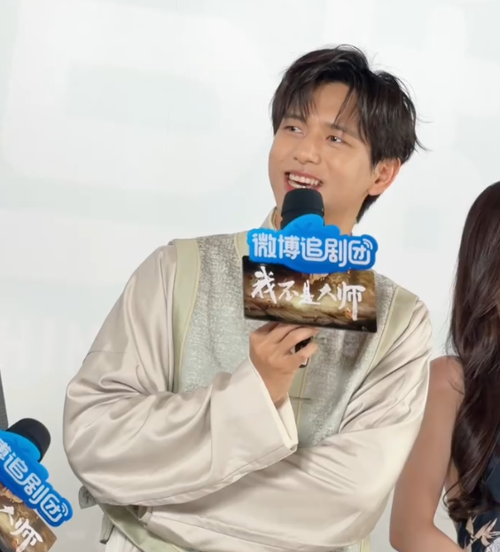 演员李现自曝买相机被骗，卖家自称“99新”，到手后发现是翻修机，镜头盖盖不上、快门是虚的
