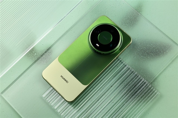 华为Mate 90 Pro Max典藏版上手：翡冷翠很抢眼！积木壳也有新玩法