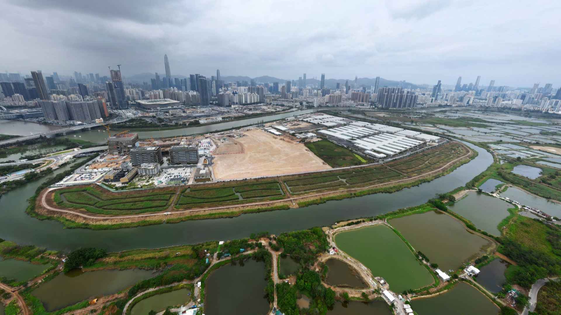 香港立法会通过深化粤港科技人才协作议案，议员建议在中试集聚区积累实战经验