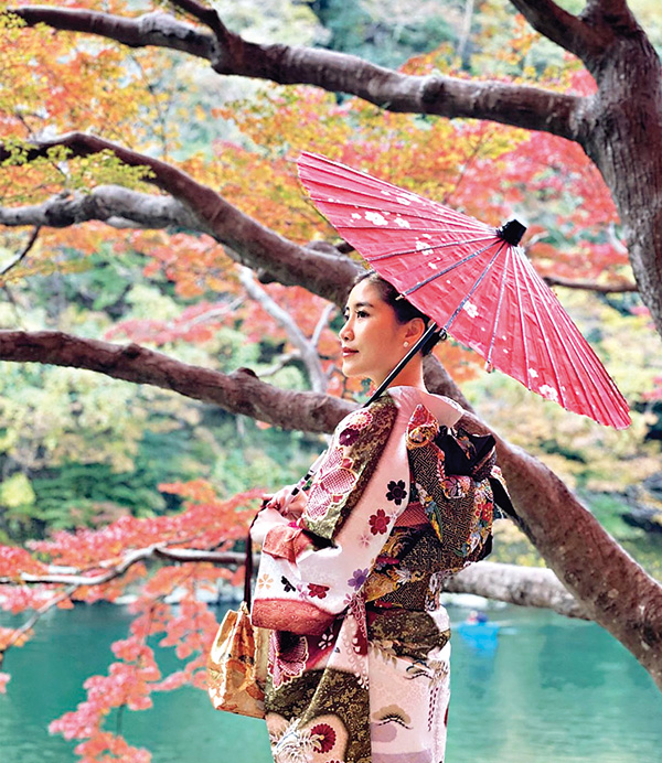 他们前年游遍欧亚各地,十一月的秋天,Chryseis换上日本传统和服,在京都的河川赏红叶。