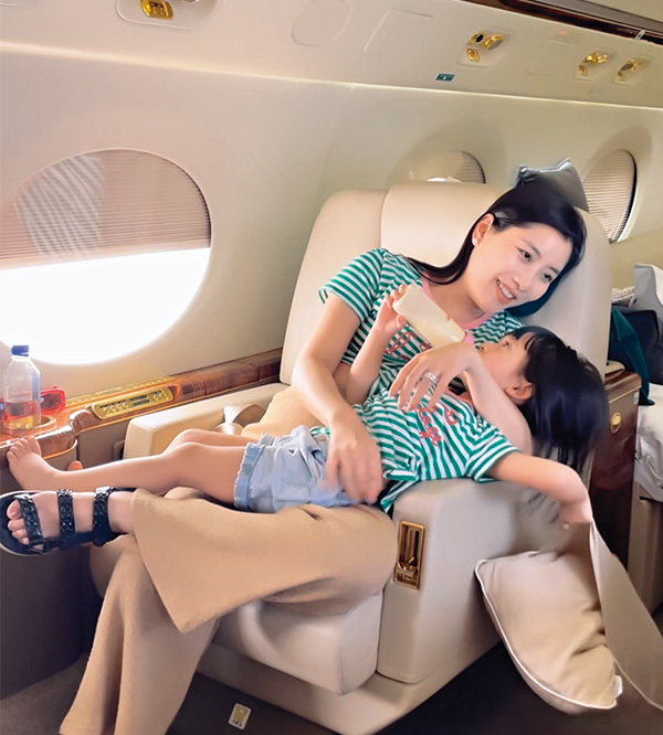 陀B期间,Chryseis即使挺着大肚子,仍常常带着女儿坐私人飞机去旅行。