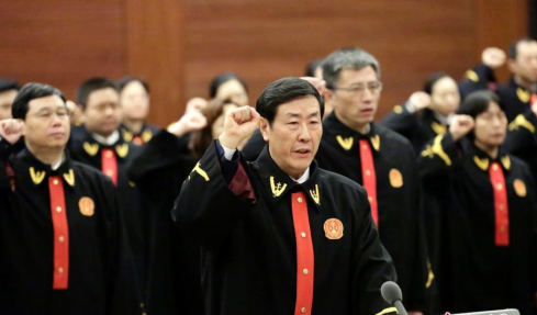 沈德咏曾身穿法官制服带领最高法院法官宣誓。 沈德咏曾身穿法官制服带领最高法院法官宣誓。