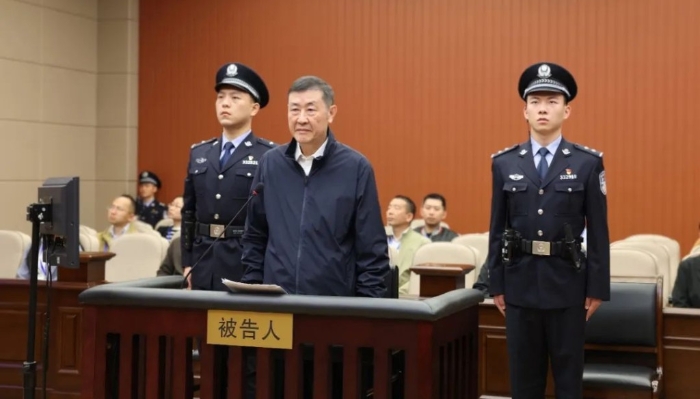 原最高法院副院长沈德咏今日站在被告席上 原最高法院副院长沈德咏今日站在被告席上