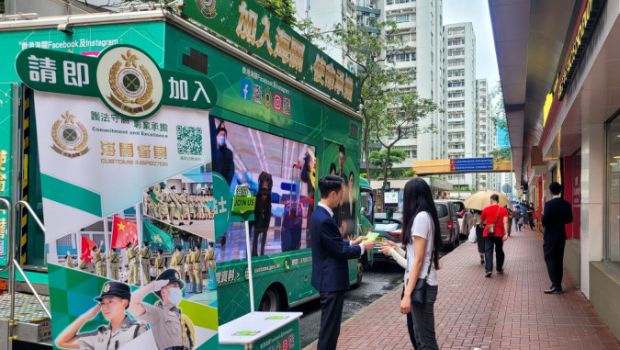 海关招聘宣传车出动全港各区助招聘，车内设即场投考柜台