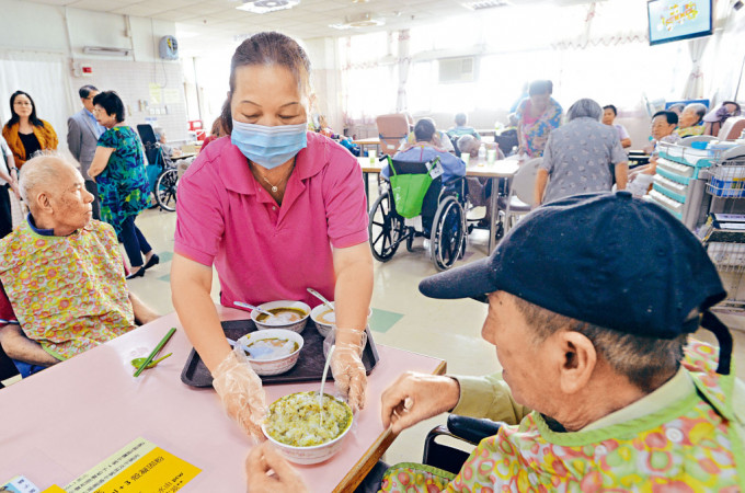 “院舍输入护理员特别计划”将额外输入约3000名护理员 “院舍输入护理员特别计划”将额外输入约3000名护理员