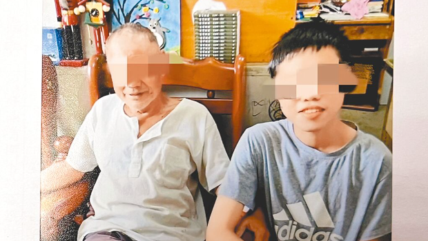 台中市高三学生登记同婚后坠楼案扯出离奇身世,传出他是阿公与母亲所生,图为两人合照 台中市高三学生登记同婚后坠楼案扯出离奇身世,传出他是阿公与母亲所生,图为两人合照