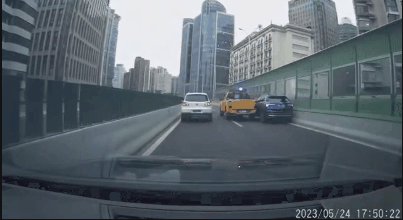 两车互不相让最后差点变严重交通事故。 两车互不相让最后差点变严重交通事故。