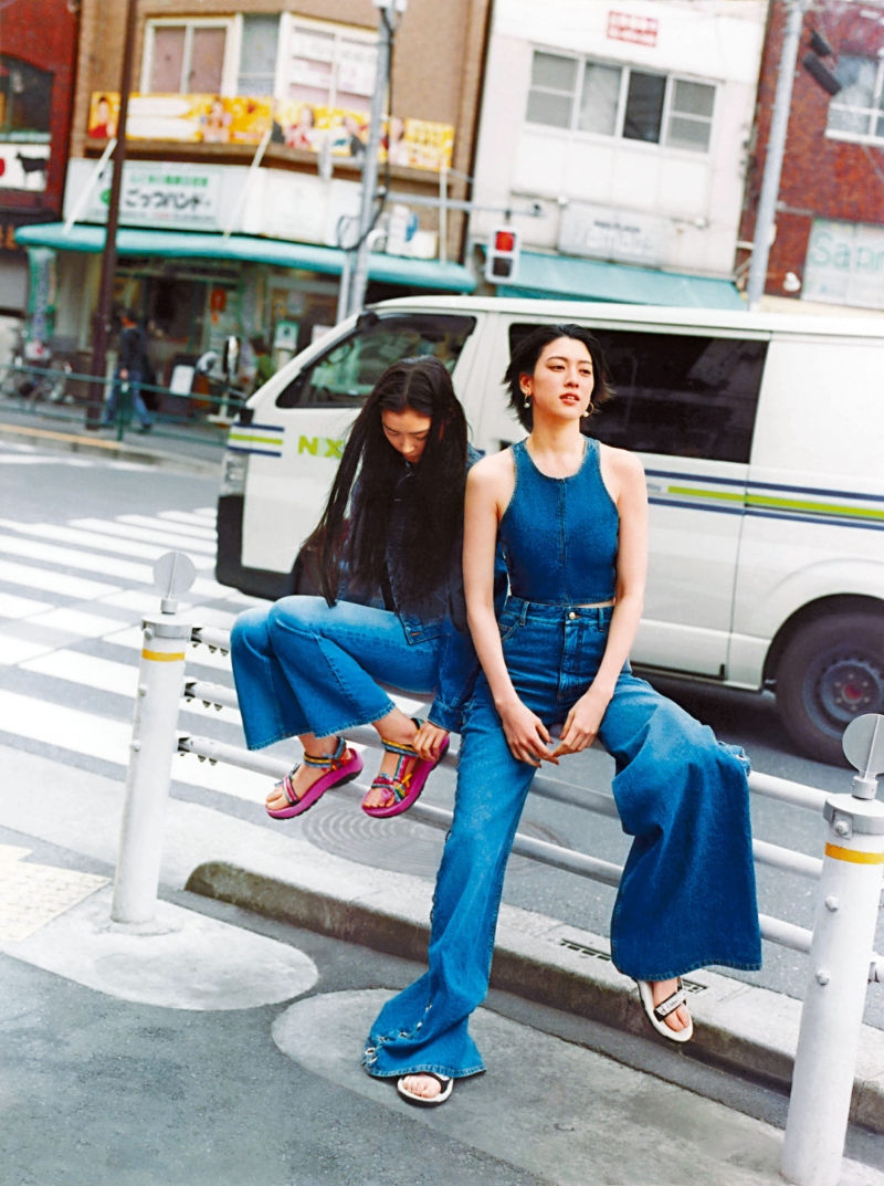 凉鞋2023|Chlo&eacute;×Teva限量系列凉鞋，回收物料制作的搭带饰以Chlo&eacute;标志，并配以含回收橡胶的耐用防滑外底。 （$3，900至$4，700/Chlo&eacute;）