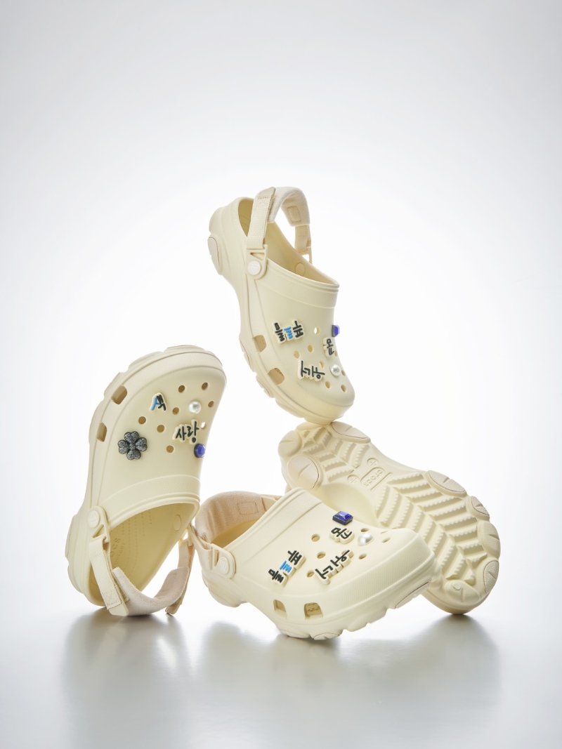 凉鞋2023|Crocs x Winner新品可配搭多款Jibbitz鞋饰，部分出自Winner成员亲手撰写的韩文字。 （$738/Crocs）