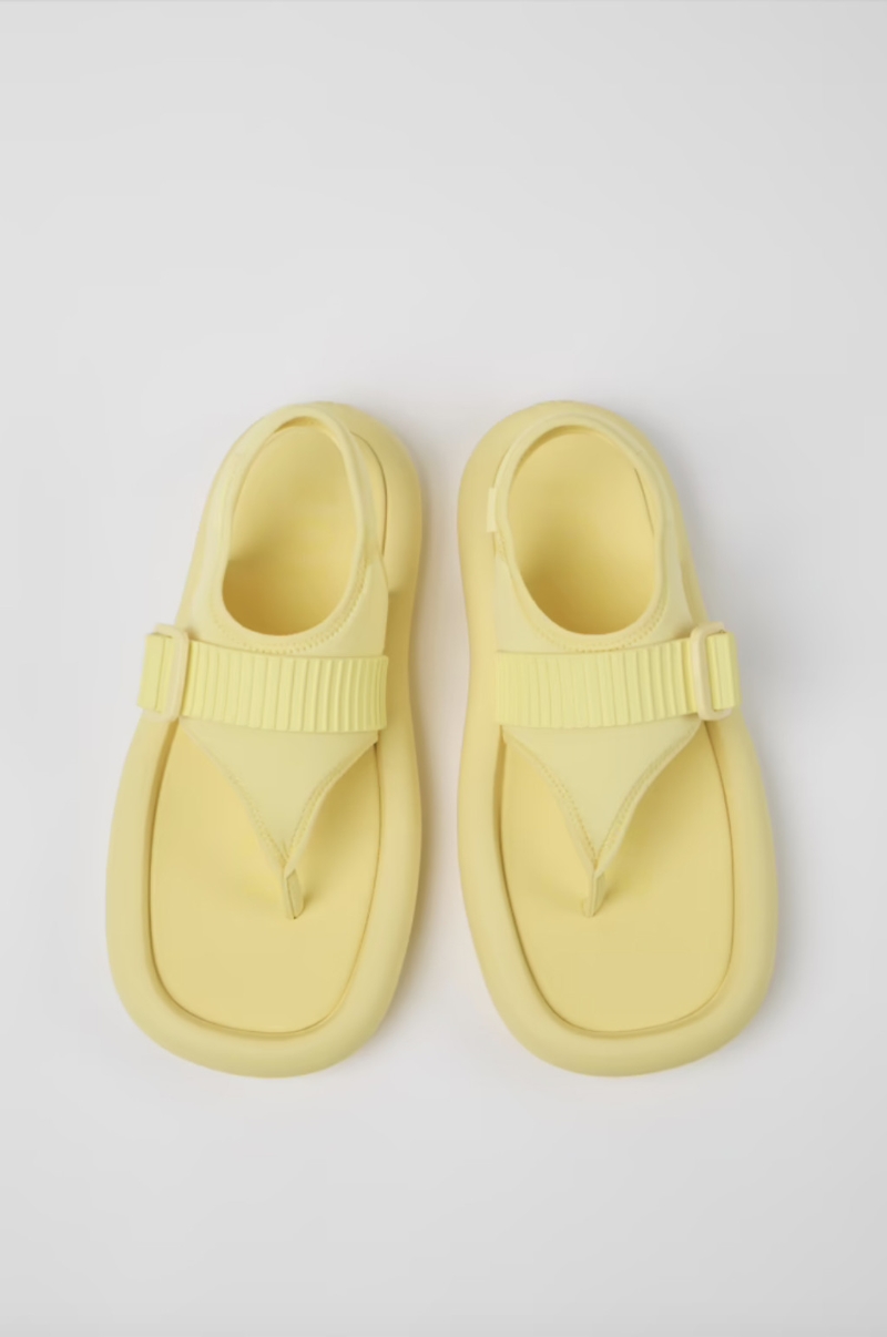 凉鞋2023|Camper X Ottolinger再生橡胶中性人字拖凉鞋/$2，599/Camper，重新演绎Camper标志性设计Aqua，灵感来自它的灵感来自充气快艇的形状，外形圆润抢眼。