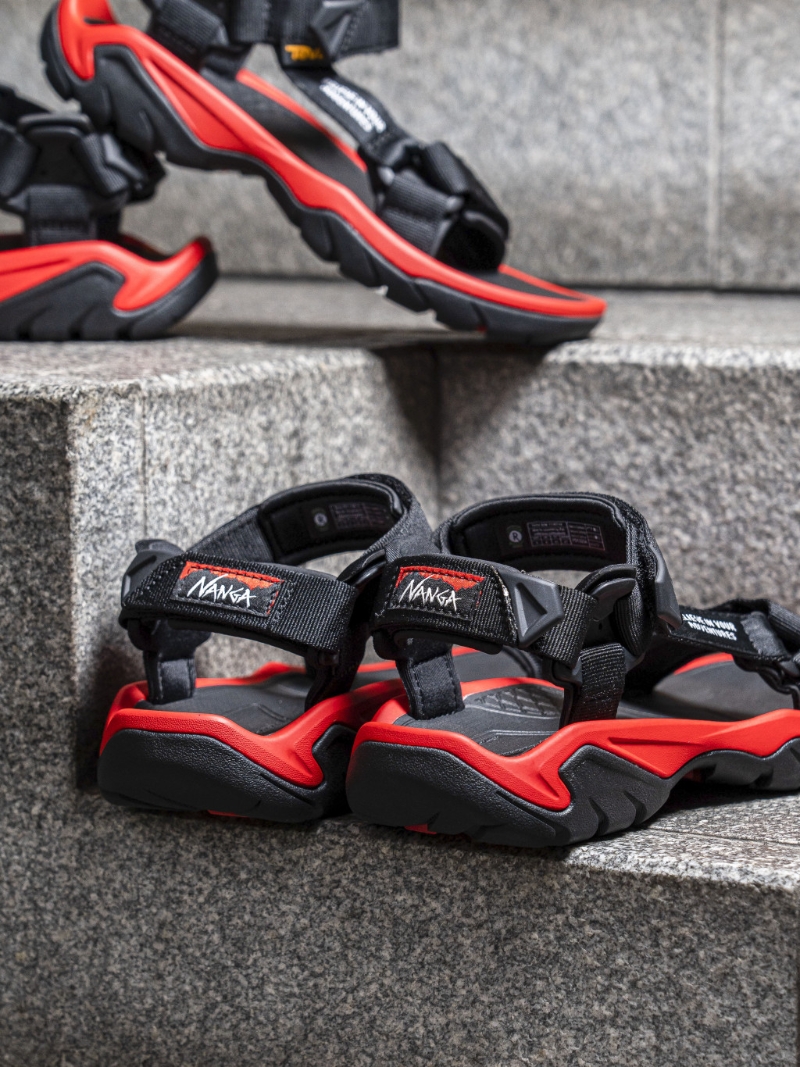 凉鞋2023|Teva x Nanga联乘限量凉鞋/$989/Teve.com，用上Nanga标志性的火熖红色，魔术贴饰有品牌格言「Believe in your adventure」。