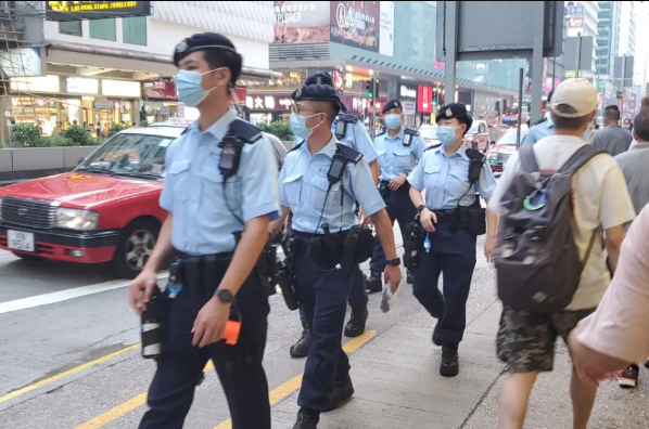 邓炳强指将会调派更多人手在前线,尤其在人多地方,加强辅警出勤及冲锋队巡逻。 资料图片 邓炳强指将会调派更多人手在前线,尤其在人多地方,加强辅警出勤及冲锋队巡逻。 资料图片