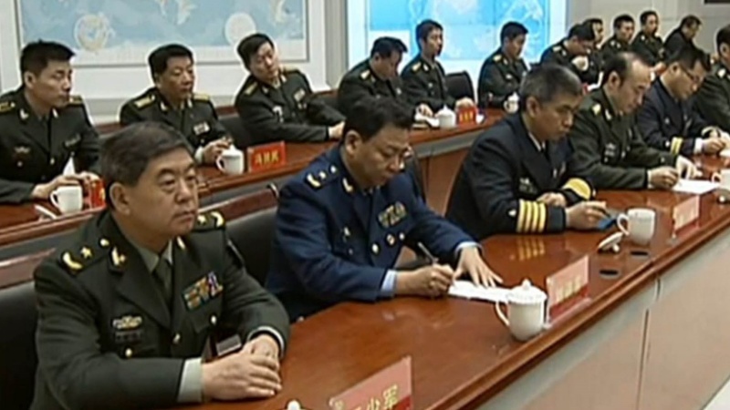 2014年王少军(前排左一)陪习近平视察军队。 2014年王少军(前排左一)陪习近平视察军队。