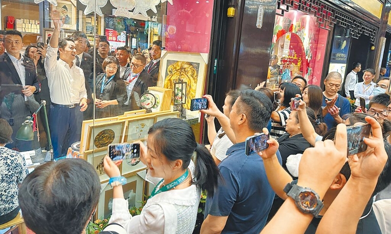 台北市长蒋万安29日晚间前往上海豫园体验夜间经济,行程中看到外面有大批上海民众拿着手机对着他拍,蒋万安也兴奋地对民众挥手打招呼 台北市长蒋万安29日晚间前往上海豫园体验夜间经济,行程中看到外面有大批上海民众拿着手机对着他拍,蒋万安也兴奋地对民众挥手打招呼