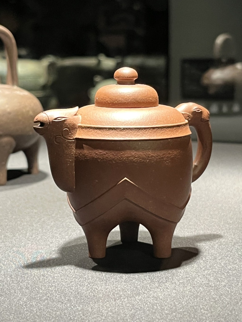陈仲美款宜兴紫砂天鸡三足陶壶，民国时期（20世纪前期）。 （香港中文大学文物馆借展）