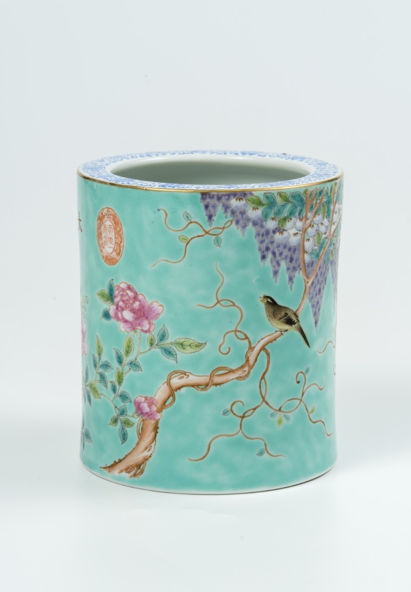 粉彩花鸟纹笔筒，清同治末至光绪（1873–1908），景德镇窑。 （香港中文大学文物馆借展）