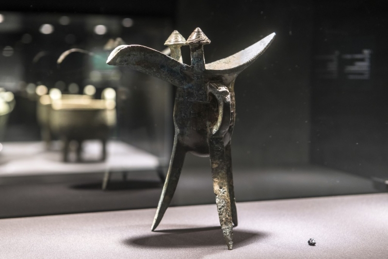 爵，商（约公元前17世纪–公元前11世纪），青铜制。 （何安达先生借展）