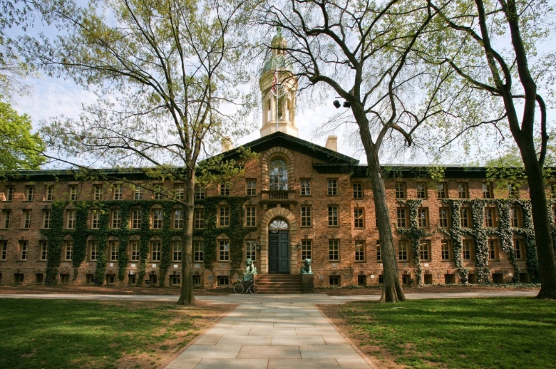 排名第2位是普林斯顿大学,该校毕业生每年所赚的薪酬比高中毕业生多出82,433美元(约64.7万港元)。 排名第2位是普林斯顿大学,该校毕业生每年所赚的薪酬比高中毕业生多出82,433美元(约64.7万港元)。