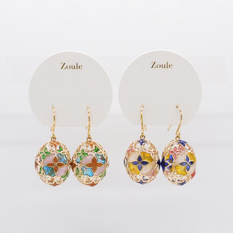 Zoule花朵彩色玻璃灯耳环,$259,iroiro。 Zoule花朵彩色玻璃灯耳环,$259,iroiro。