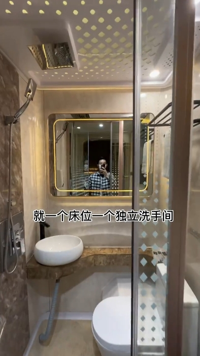 每个太空舱都拥有独立的床位和洗手间 每个太空舱都拥有独立的床位和洗手间