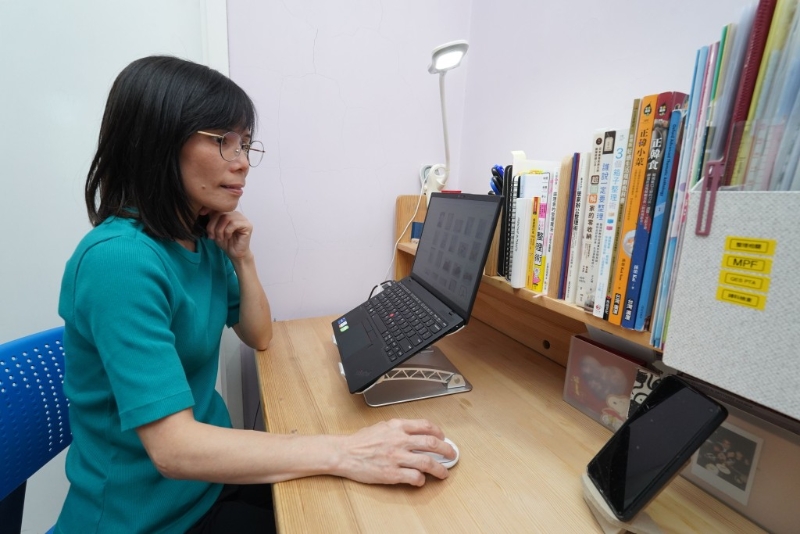 台灯应该放置在惯用手的对侧,以避免写字时出现暗影。 台灯应该放置在惯用手的对侧,以避免写字时出现暗影。