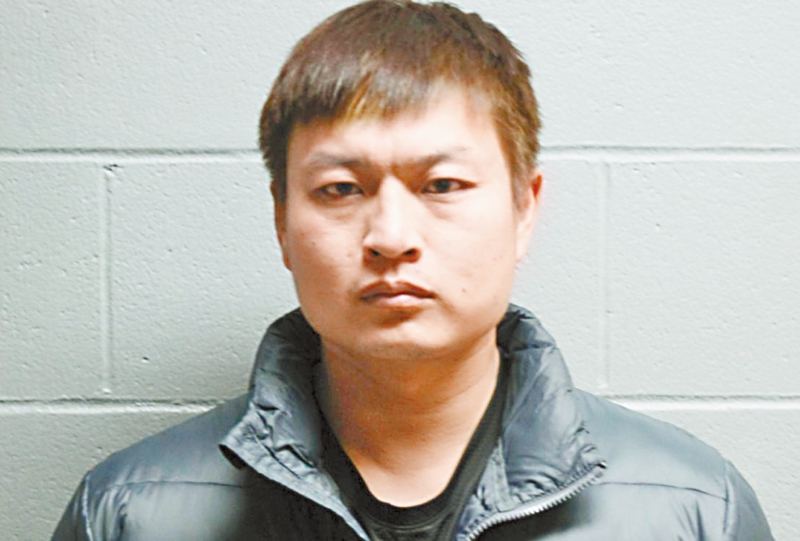 涉案的32岁疑犯薛明,来自福建省福州市湖南镇,被起诉308项造假重罪和1项参与贪腐活动罪。 电视截图 涉案的32岁疑犯薛明,来自福建省福州市湖南镇,被起诉308项造假重罪和1项参与贪腐活动罪。 电视截图