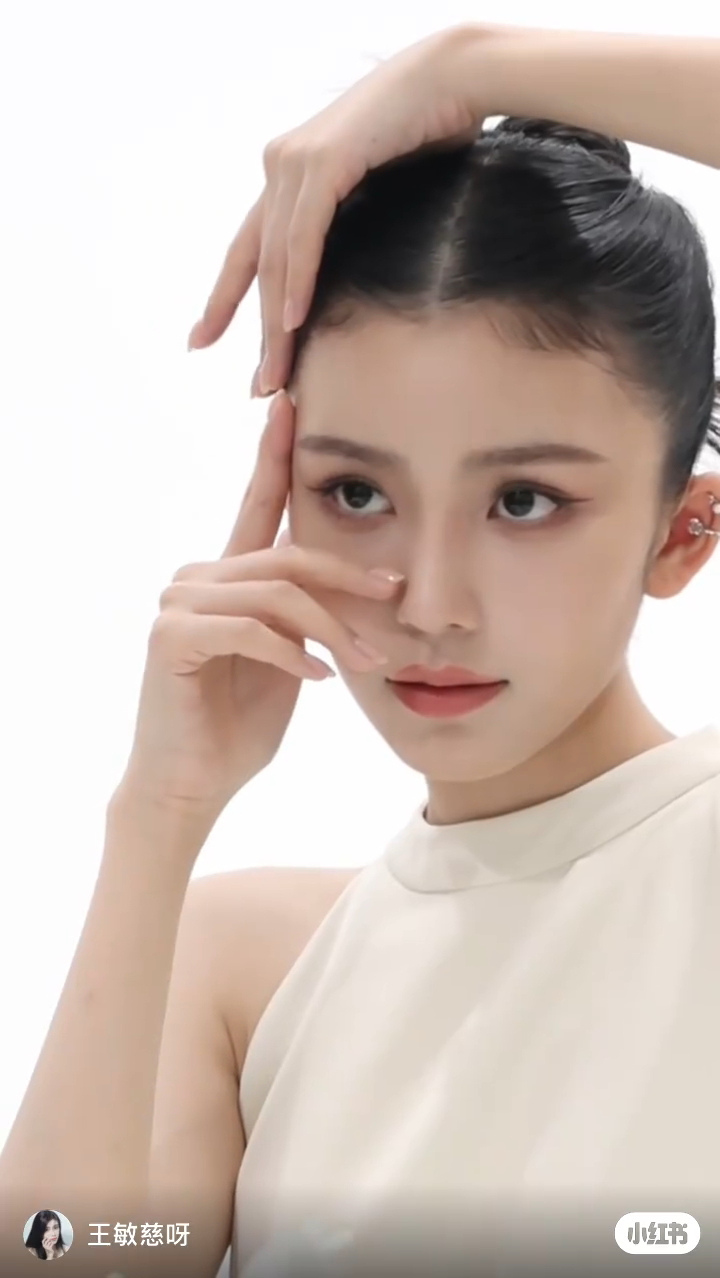 王敏慈早前的影片被指似吴千语和Angelababy。 王敏慈早前的影片被指似吴千语和Angelababy。