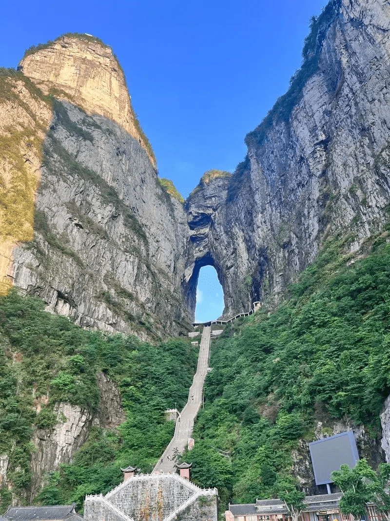 天门山国家森林公园拥有世界海拔最高的天然穿山溶洞「天门洞」 天门山国家森林公园拥有世界海拔最高的天然穿山溶洞「天门洞」