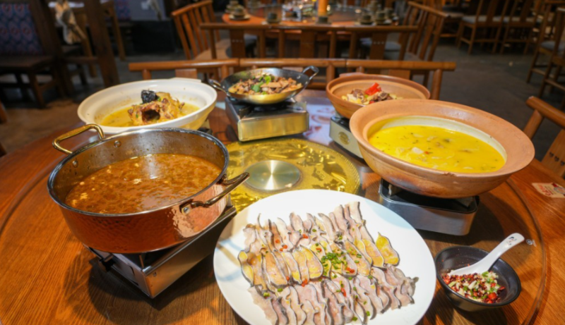娃娃鱼(又称「中国大鲵」)是张家界的特色美食之一,今次记者来到张家界最兴旺的步行街「溪布街」品尝娃娃鱼宴。 娃娃鱼(又称「中国大鲵」)是张家界的特色美食之一,今次记者来到张家界最兴旺的步行街「溪布街」品尝娃娃鱼宴。
