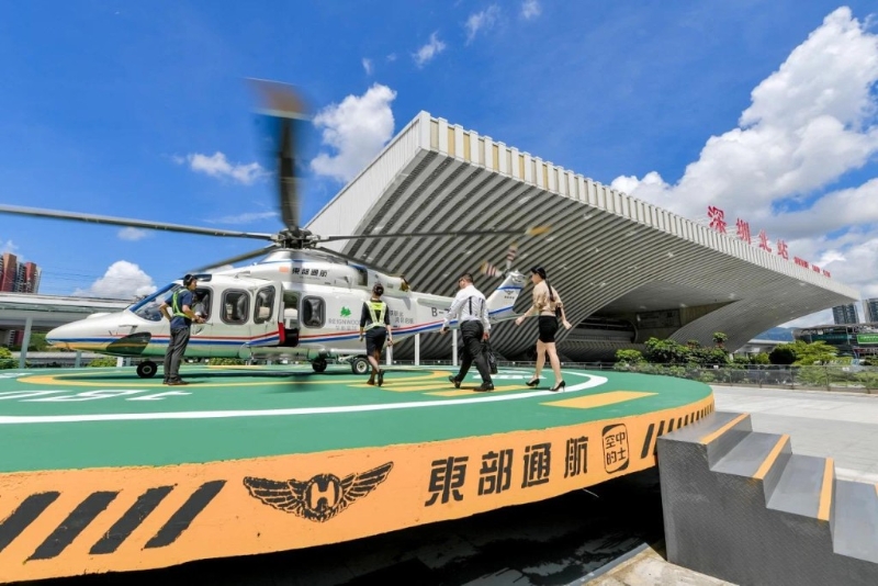 选用AIRBUS135直升机机型,接载乘客出游。 选用AIRBUS135直升机机型,接载乘客出游。