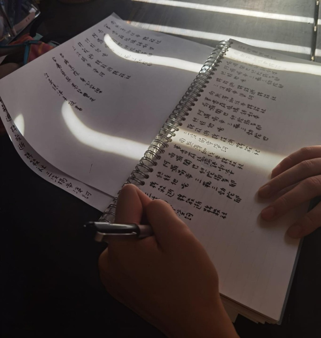 江旻憓爱看佛学小故事。 江旻憓爱看佛学小故事。