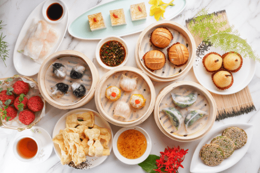 可以任食40款点心小食,如鲜味虾饺皇、蟹籽烧卖皇、虫草花浓汤鲜竹卷、鬆化脆蛋散、千层飘香榴槤酥等。
