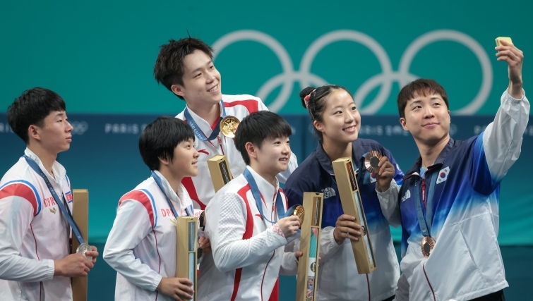 中国和朝鲜、韩国运动员一起自拍 中国和朝鲜、韩国运动员一起自拍