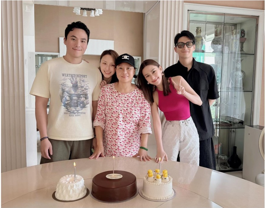 去年4月,何超莲与内地男星窦骁在巴厘岛举行盛大婚礼,惟婚后聚少离多,曾传出婚变。 去年4月,何超莲与内地男星窦骁在巴厘岛举行盛大婚礼,惟婚后聚少离多,曾传出婚变。