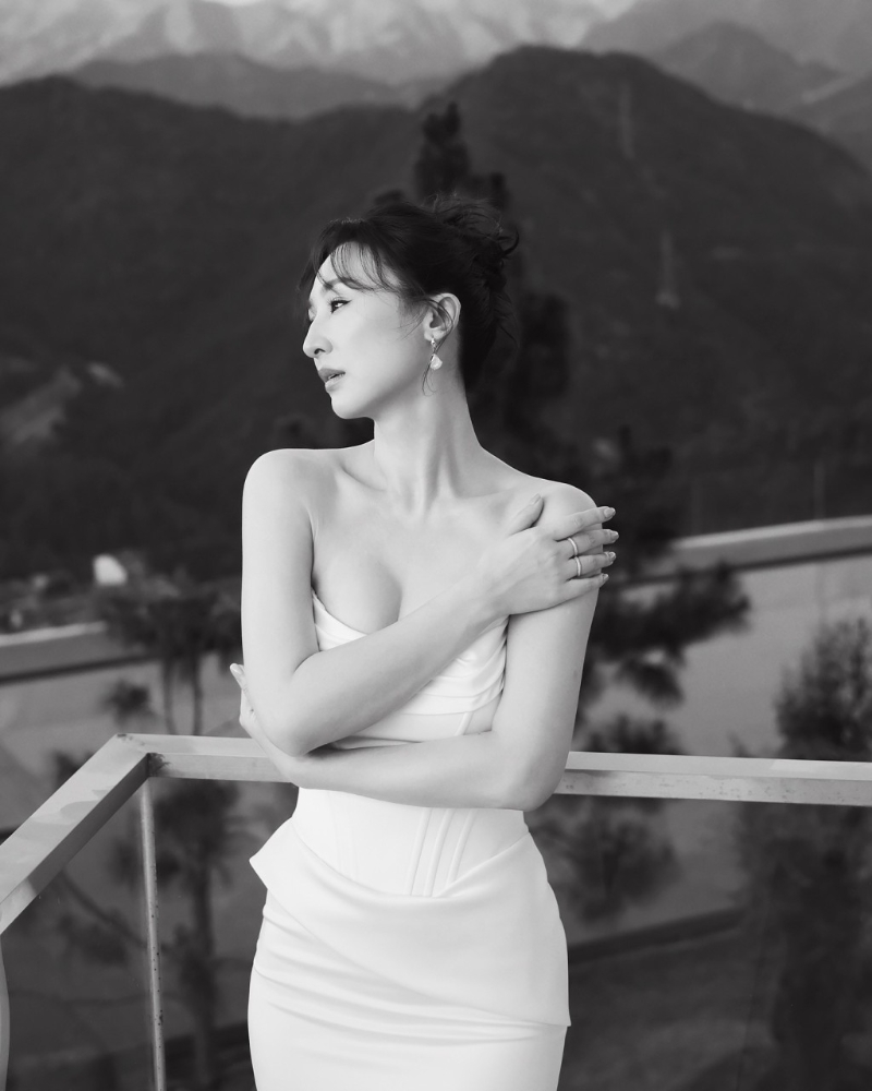 摄影师拍出了不同美照,有黑白照营造氛围感。 摄影师拍出了不同美照,有黑白照营造氛围感。