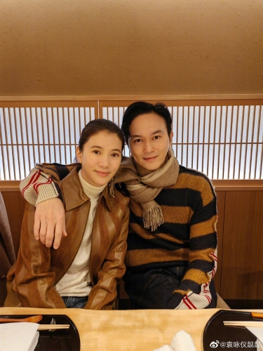 袁咏仪与张智霖结婚多年,依然好恩爱。 袁咏仪与张智霖结婚多年,依然好恩爱。