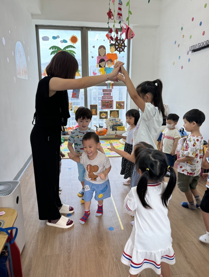 透过群体活动,提升小朋友的社交发展。 透过群体活动,提升小朋友的社交发展。