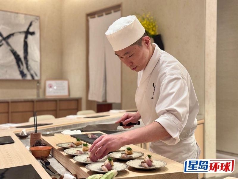 临近佳节想叹到顶级Omakase(厨师发办),不用远赴日本,到澳门都可以品尝。 坐落于澳门银河莱佛士酒店的“鮨吉祥 宫川”,由日本六大米芝莲三星寿司大师宫川政明主理。 临近佳节想叹到顶级Omakase(厨师发办),不用远赴日本,到澳门都可以品尝。 坐落于澳门银河莱佛士酒店的“鮨吉祥 宫川”,由日本六大米芝莲三星寿司大师宫川政明主理。