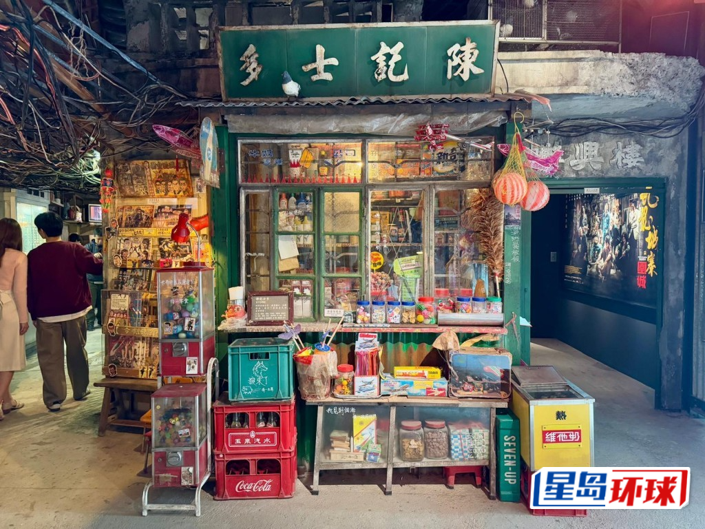 以角色姓氏命名的陈记士多,摆满怀旧零食和玩具,仔细看更可以发现旧启德机场的月历! 以角色姓氏命名的陈记士多,摆满怀旧零食和玩具,仔细看更可以发现旧启德机场的月历!