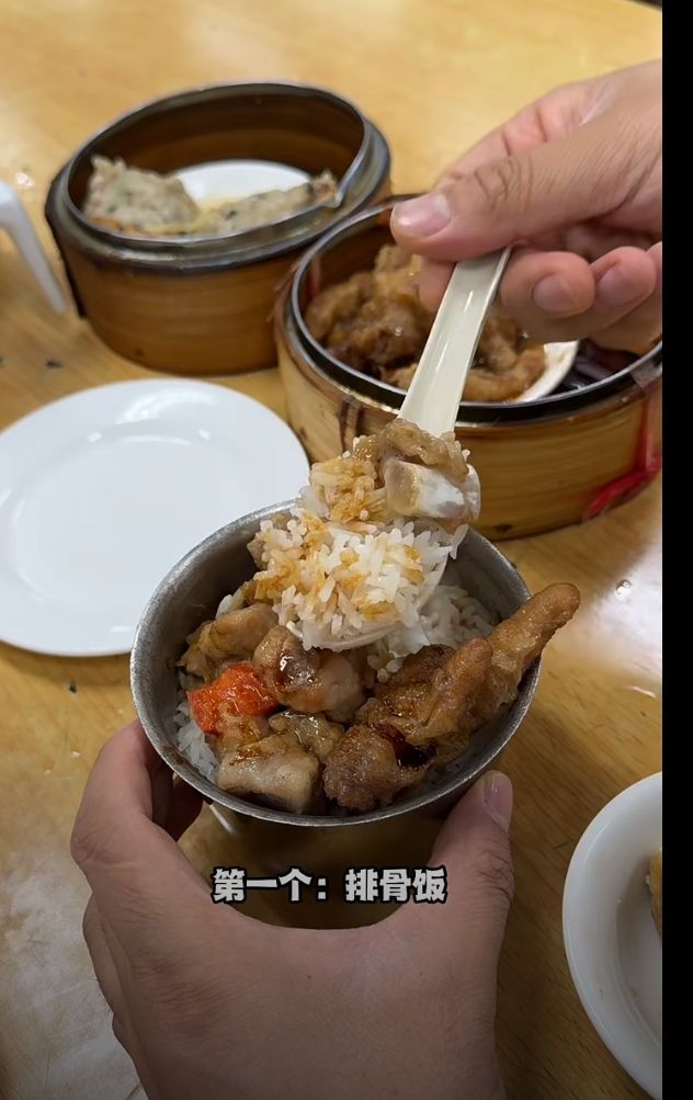 第一款是鳯爪排骨饭 第一款是鳯爪排骨饭