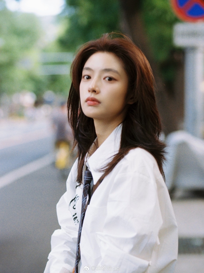 《一枕春华》女主角是内地女星徐若晗。 《一枕春华》女主角是内地女星徐若晗。