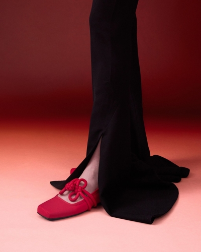 Charles & Keith新春系列饰以中国结装饰的红色Jade玛莉珍鞋$499，另备黑色版本。
