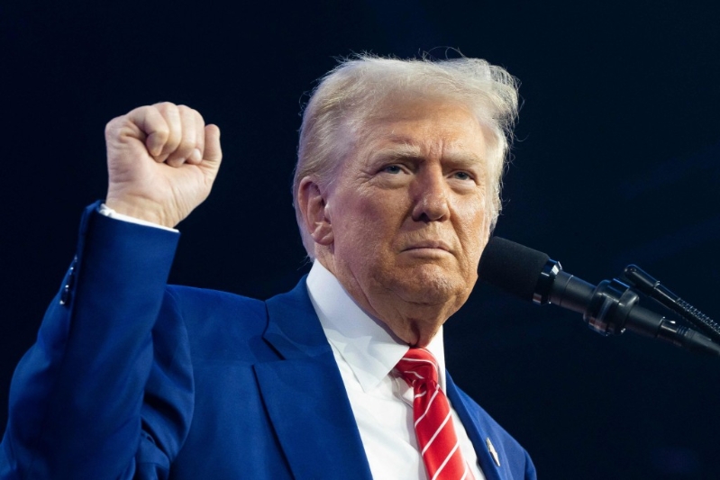 特朗普(Donald Trump)今日正式第二度就任美国总统,外界关注其对中美关系及股市走势影响。 特朗普(Donald Trump)今日正式第二度就任美国总统,外界关注其对中美关系及股市走势影响。