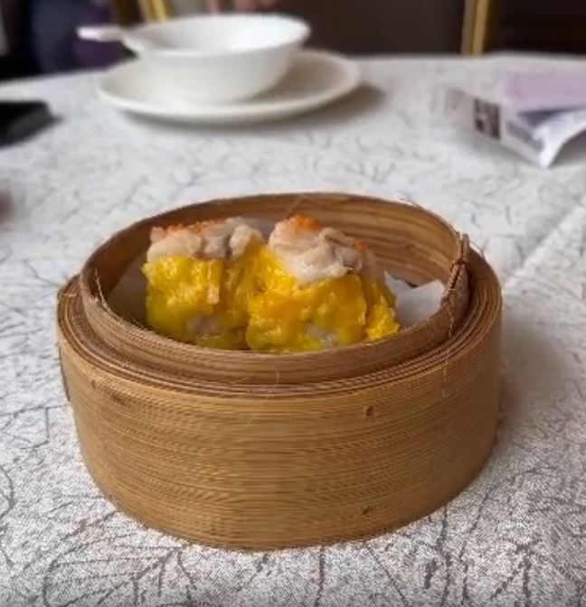 从相片中的宣传海报上的资料显示,指定点心包括流心合桃饱、蟹籽烧卖王2粒,以及XO酱凤爪等均以$9.8发售。 (图片来源:Threads@jellicle_co) 从相片中的宣传海报上的资料显示,指定点心包括流心合桃饱、蟹籽烧卖王2粒,以及XO酱凤爪等均以$9.8发售。 (图片来源:Threads@jellicle_co)