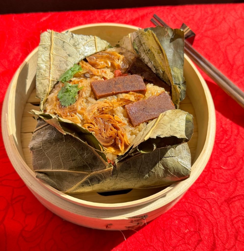 香喷喷的荷叶素腊味粳米饭包你食指大动！